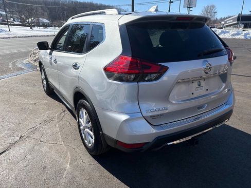 Used 2017 Nissan Rogue SV w/ SV Premium Package image 12