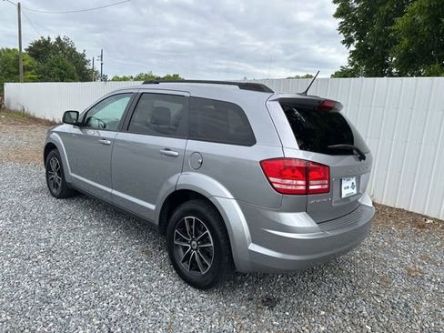 Used 2018 Dodge Journey SE w/ Connectivity Group FWD image 2