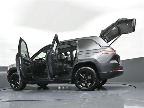 Used 2024 Jeep Grand Cherokee Limited w/ Black Appearance Package AWD/4WD image 47