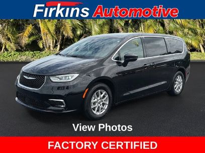 Used 2025 Chrysler Pacifica Select