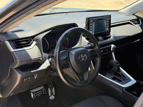 Used 2019 Toyota RAV4 LE FWD image 10