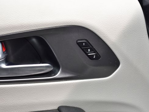 Used 2023 Chrysler Pacifica Touring-L FWD image 18