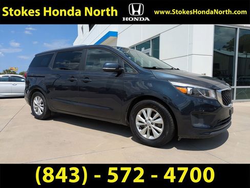 Used 2017 Kia Sedona LX w/ LX Essentials Premium Package image 2