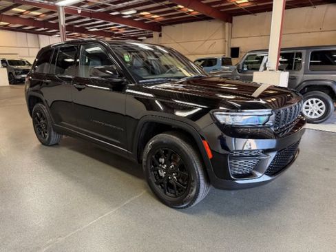Used 2024 Jeep Grand Cherokee Altitude AWD/4WD image 6