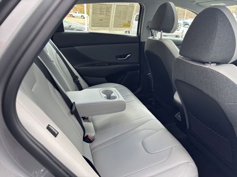 Used 2025 Hyundai Elantra Limited image 37