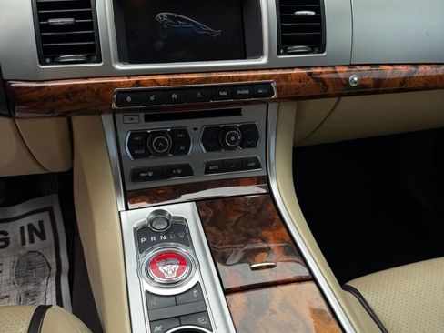 Used 2015 Jaguar XF Sport RWD image 26