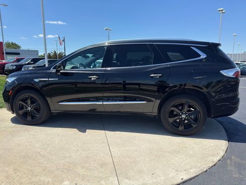 Used 2024 Buick Enclave Essence w/ Experience Buick Package FWD image 4