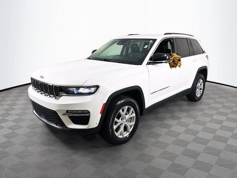 Used 2024 Jeep Grand Cherokee Limited w/ Luxury Tech Group II RWD image 3
