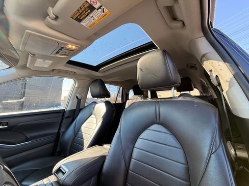 Used 2021 Toyota Highlander XLE AWD/4WD image 26