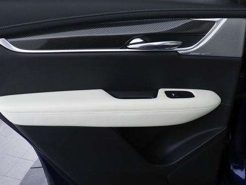 Used 2023 Cadillac XT6 Sport w/ Technology Package image 18