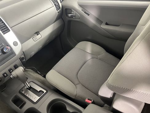 Used 2012 Nissan Frontier SV image 11