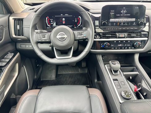 Used 2025 Nissan Pathfinder Platinum AWD/4WD image 12