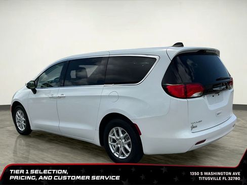 Used 2023 Chrysler Voyager LX FWD image 3