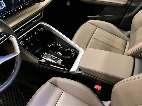 Used 2025 Audi Q5 Premium image 18