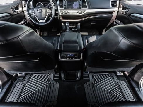 Used 2019 Toyota Highlander XLE AWD/4WD image 37
