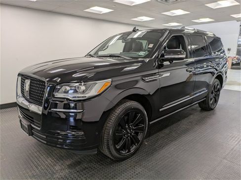 Used 2022 Lincoln Navigator Reserve image 1