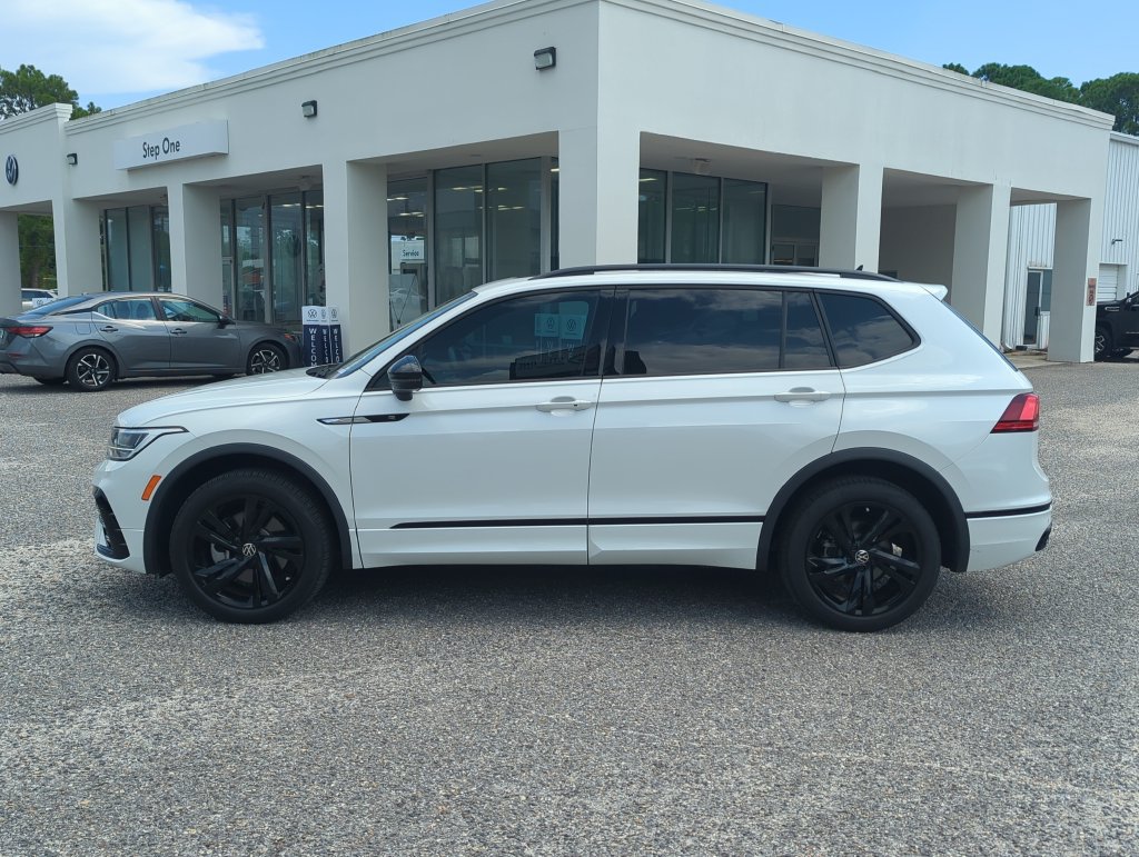 Certified 2023 Volkswagen Tiguan SE R-Line FWD image 4
