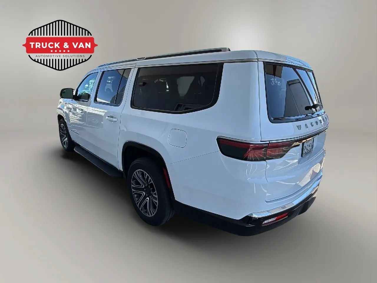 Used 2024 Jeep Wagoneer L Series II w/ Flexible Seating Group RWD image 4