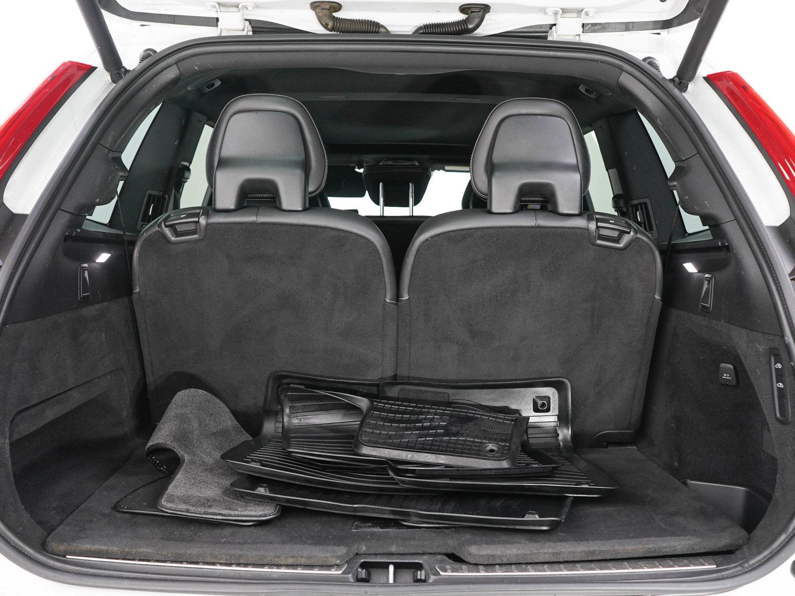 Used 2019 Volvo XC90 T8 R-Design w/ Advanced Package AWD/4WD image 9