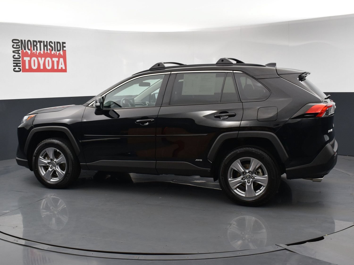 Used 2022 Toyota RAV4 XLE AWD/4WD image 2