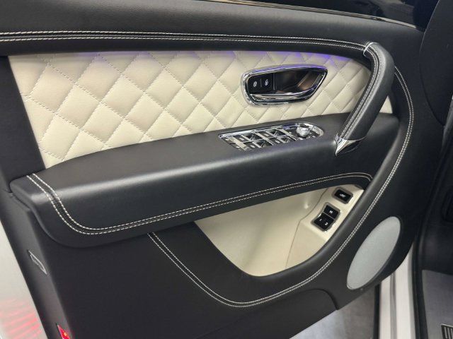 Used 2020 Bentley Bentayga AWD/4WD image 34