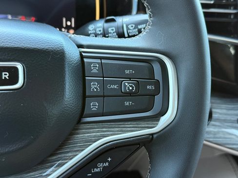 Used 2022 Jeep Wagoneer Series III AWD/4WD image 16