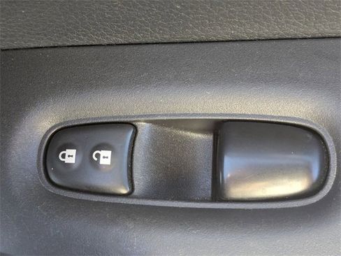 Used 2022 Nissan Rogue Sport SV image 32