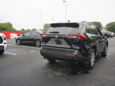 Used 2021 Toyota RAV4 LE AWD/4WD image 3