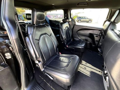 Used 2018 Chrysler Pacifica Touring-L w/ Premium Audio Group image 28