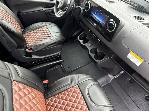 Used 2025 Mercedes-Benz Sprinter 2500 image 21