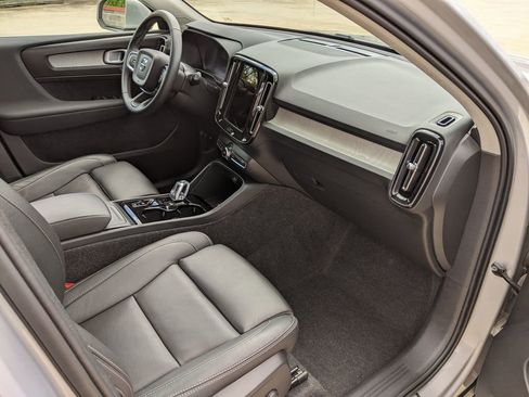 Certified 2025 Volvo XC40 B5 Plus AWD/4WD image 21