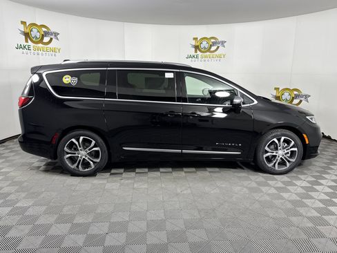 New 2026 Chrysler Pacifica Pinnacle image 11