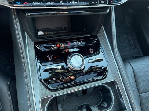 Used 2023 Jeep Wagoneer Series III w/ Premium Group I image 17