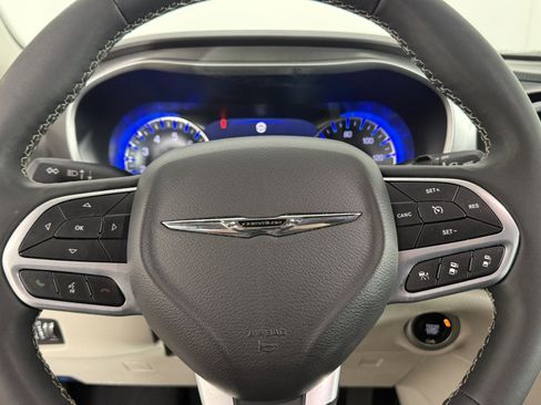 Used 2024 Chrysler Pacifica Touring-L FWD image 24