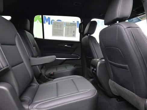 Used 2025 Chevrolet Traverse LT image 8