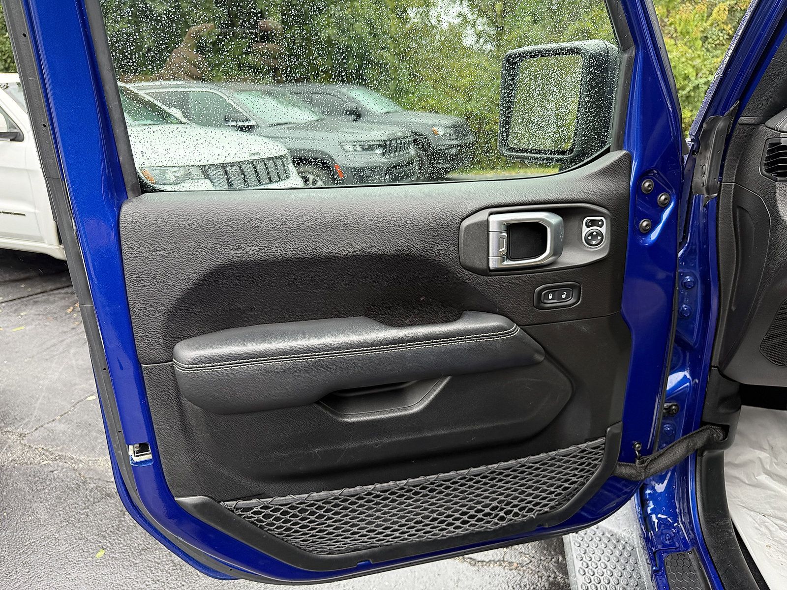 Used 2019 Jeep Wrangler Unlimited Sahara AWD/4WD image 11