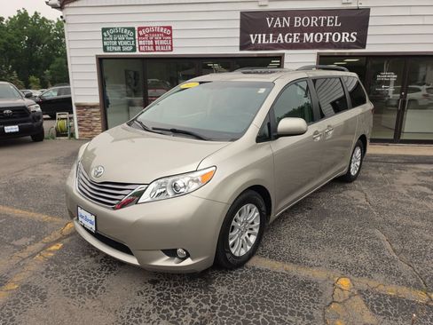 Used 2017 Toyota Sienna XLE FWD image 1
