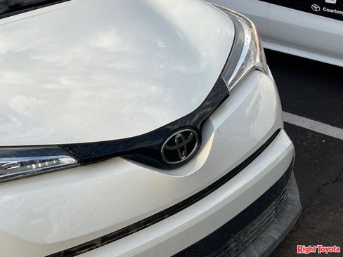Used 2019 Toyota C-HR XLE FWD image 7