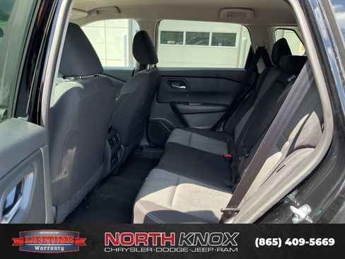 Used 2025 Nissan Rogue SV image 8