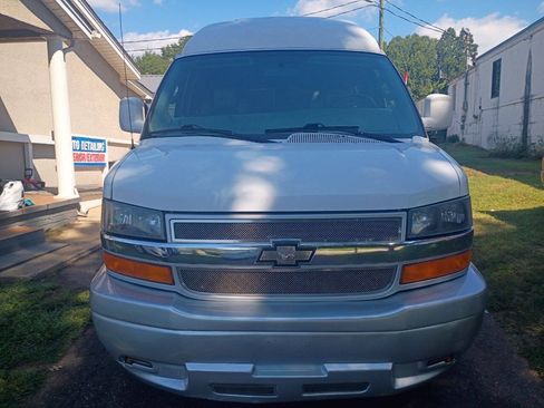 Used 2017 Chevrolet Express 2500 RWD image 4