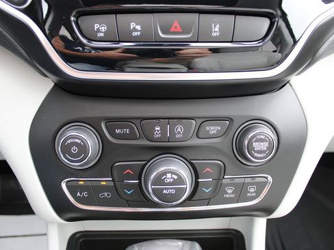 Used 2021 Jeep Cherokee Limited AWD/4WD image 27
