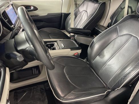 Used 2023 Chrysler Pacifica Limited image 20