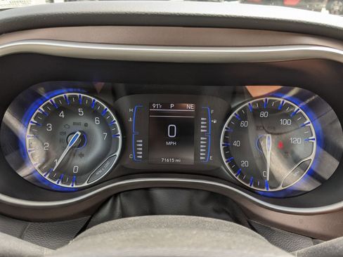 Used 2023 Chrysler Voyager LX image 15