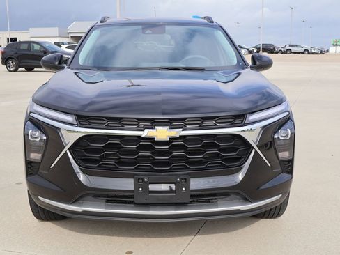 Used 2025 Chevrolet Trax LT FWD image 3