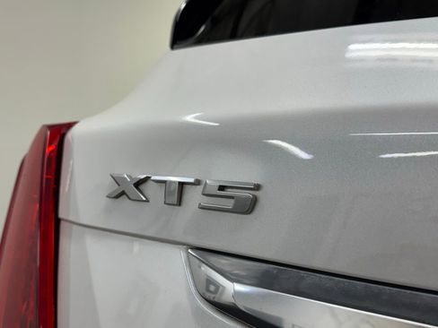 Used 2017 Cadillac XT5 Luxury w/ Driver Awareness Package image 9