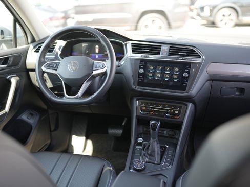 Used 2024 Volkswagen Tiguan SE image 25