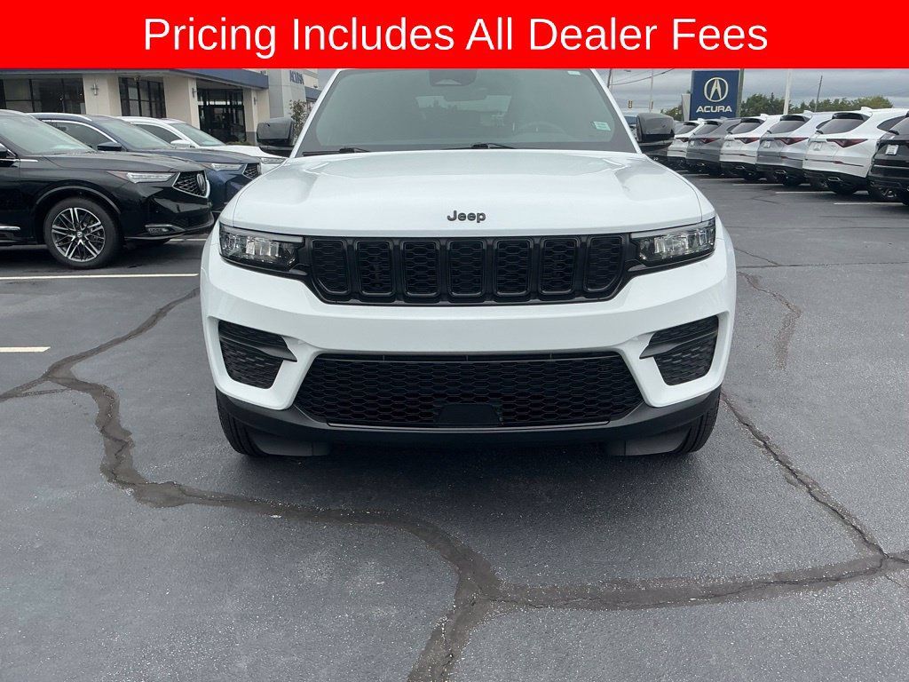 Used 2025 Jeep Grand Cherokee Altitude RWD image 8