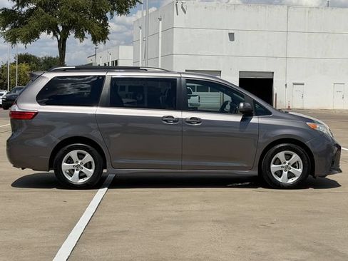 Used 2019 Toyota Sienna LE FWD image 3