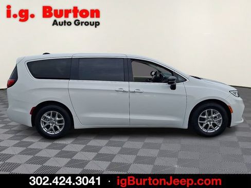 Used 2024 Chrysler Pacifica Touring-L FWD image 7