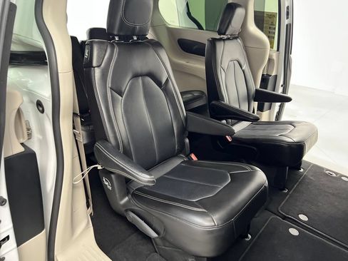 Used 2024 Chrysler Pacifica Touring-L FWD image 26